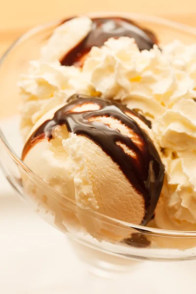 Ice cream with chocolate syrup — Stock Photo, Image