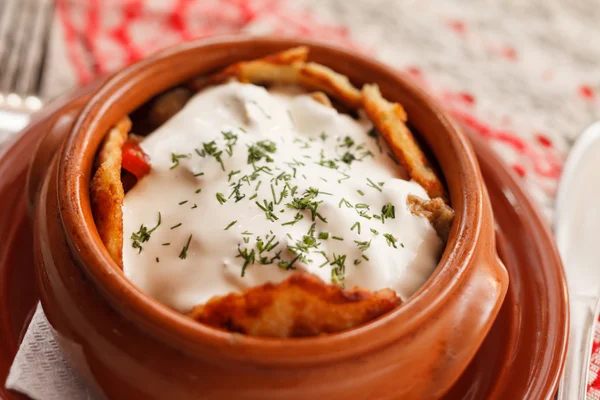 Crêpes de pommes de terre dans le pot — Photo