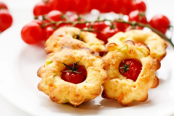 Pasteles con tomates cherry —  Fotos de Stock