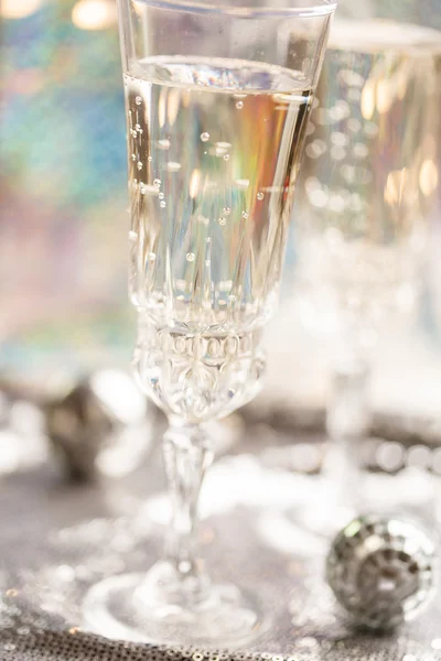 Verres à champagne sur la table de célébration — Photo