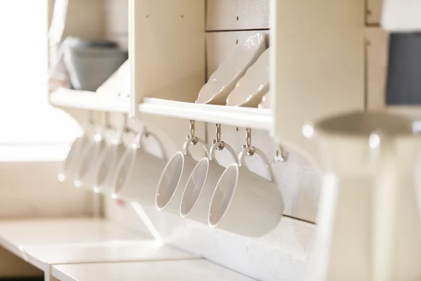 Armário aberto com utensílios de cozinha dentro — Fotografia de Stock