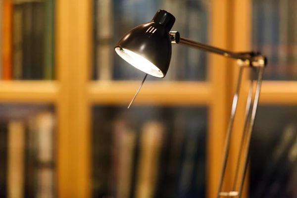 Bureaulamp op houten tafel — Stockfoto