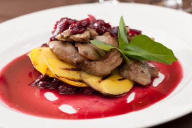 mango ve vişne sos ile et