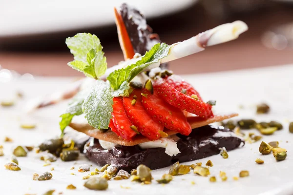 Десерт с клубникой и шоколадом — стоковое фото