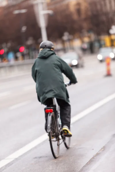Cyklist på gatan — Stockfoto