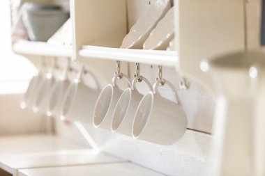 mutfak eşyaları ile açılan dosya dolabı