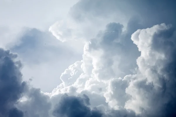 Ciel dramatique avec des nuages orageux — Photo