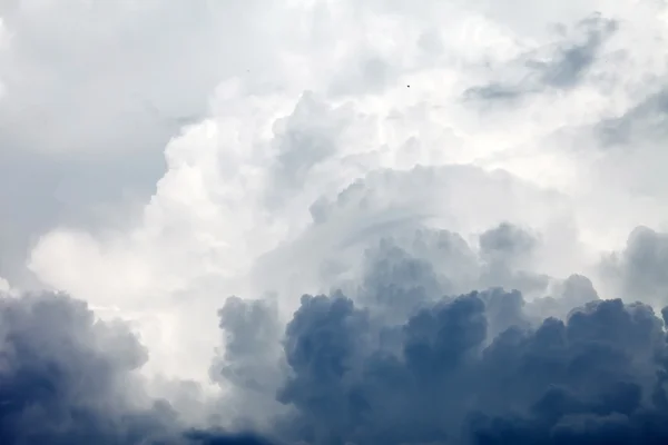 Ciel dramatique avec des nuages orageux — Photo