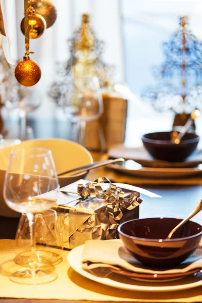Tavolo natalizio decorato — Foto Stock