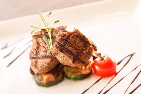 Steak with vegetables — Stock Photo, Image