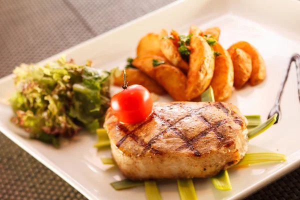 Bife com legumes — Fotografia de Stock