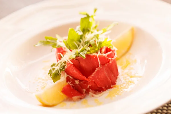 Carpaccio de carne com queijo parmesão — Fotografia de Stock