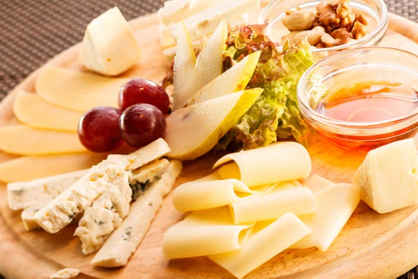 Cheese plate with grapes — Stock Photo, Image