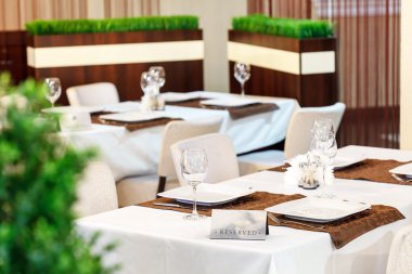 tablolar için yemek ayarla