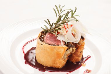 Wellington filetosu ve taze otlar.