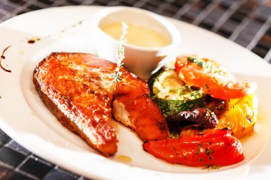 sebzeli somon bifteği