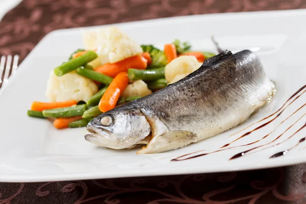 Trout served with mixed vegetables — Stock Photo, Image