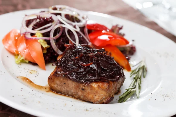 Steak de boeuf avec salade — Photo