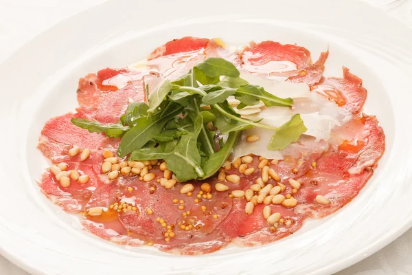 Mięso carpaccio z parmezanem — Zdjęcie stockowe