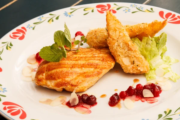 Chicken with cranberry sauce — Stock Photo, Image