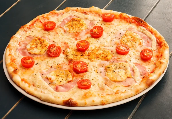 Pizza con pollo —  Fotos de Stock