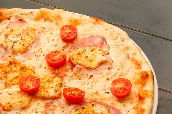 Pizza med kyckling — Stockfoto