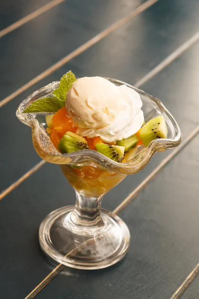 Helado con frutas — Foto de Stock