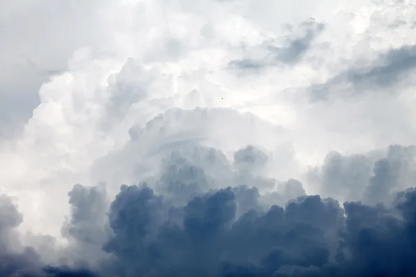 Céu dramático com nuvens tempestuosas — Fotografia de Stock