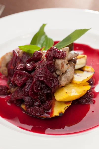 Carne com manga e molho de cereja — Fotografia de Stock