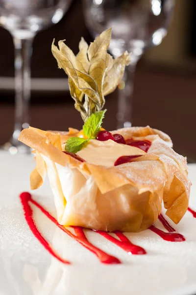 Jahody s vanilkovou smetanou zapečená v těstíčku — Stock fotografie
