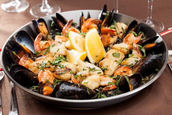 Паэлья из морепродуктов на сковородке
