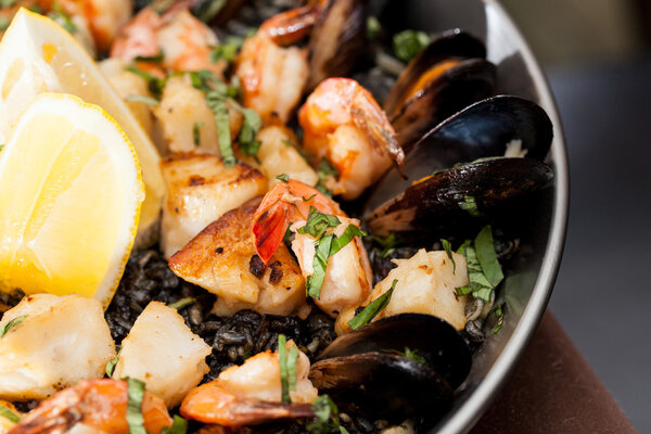 Паэлья из морепродуктов на сковородке
