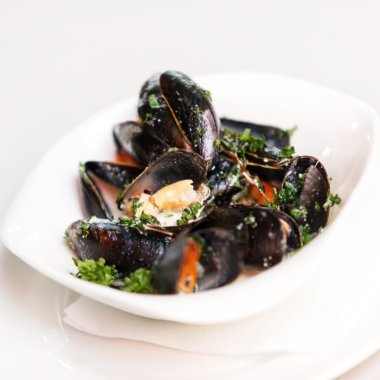 beyaz şarap soslu midye