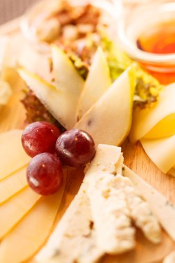 Peynir tabağı üzüm ile