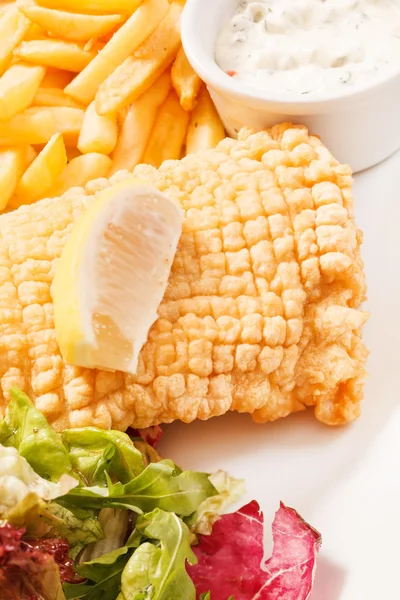 Fisch mit Pommes frites Kartoffeln — Stockfoto