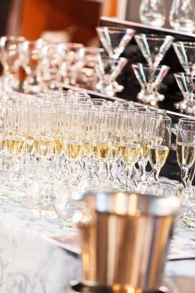 Glas fyllda med champagne — Stockfoto