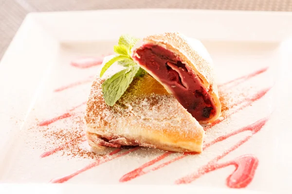 Cherry strudel — Stockfoto