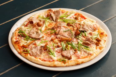 sığır eti ve mantarlı pizza