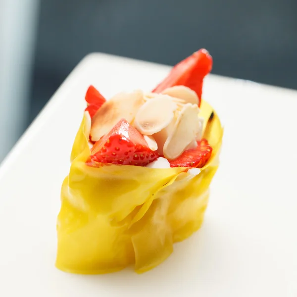 Sushi with strawberry — Stock Photo, Image