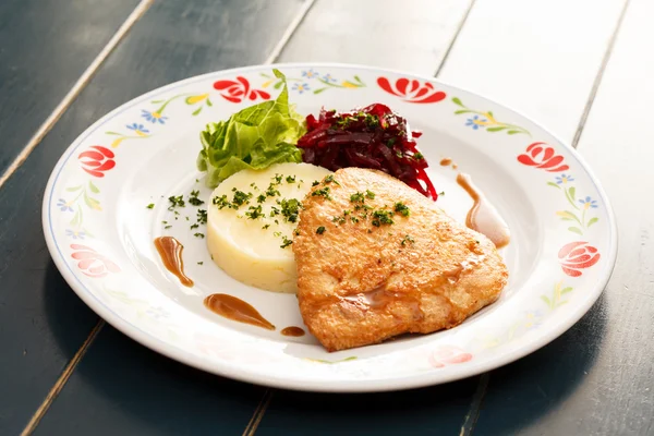 Filetto di pollo con purè di patate e insalata di barbabietole — Foto Stock