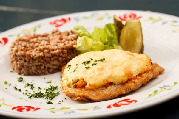 Schnitzel con trigo sarraceno —  Fotos de Stock