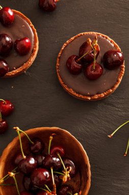 Çikolatalı tart kiraz ile