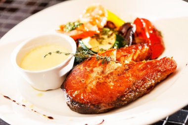 sebzeli somon bifteği