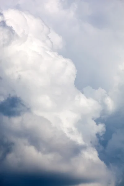 Blauwe lucht met wolken — Stockfoto