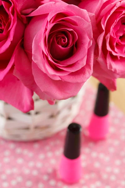 Ροζ τριαντάφυλλα και βερνίκι νυχιών — Φωτογραφία Αρχείου