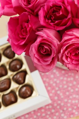 pembe güller ve tatlılar