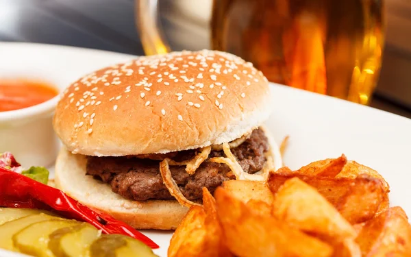 Burger avec tasse de bière — Photo