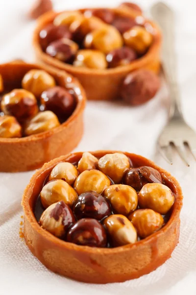 Nut tarts with caramel — Stock Photo, Image