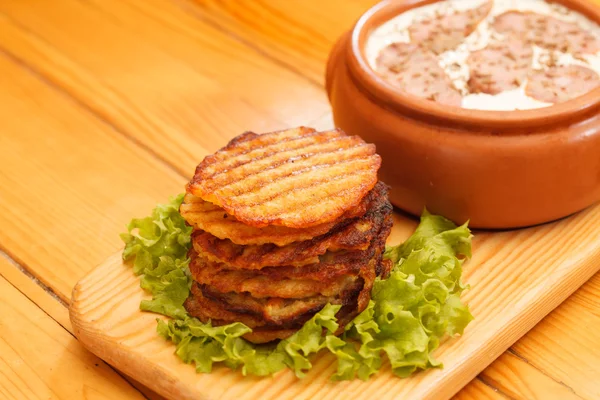 Frittelle di patate con salsa — Foto Stock