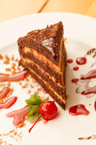Karamelový dort s cherry — Stock fotografie